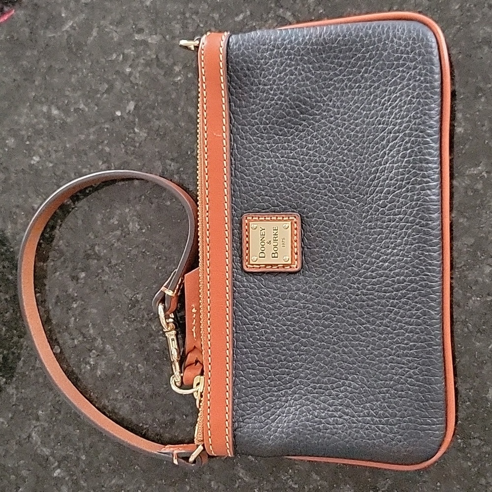 Dooney & Bourke| 🔥Pebble Leather Wristlet NWOT